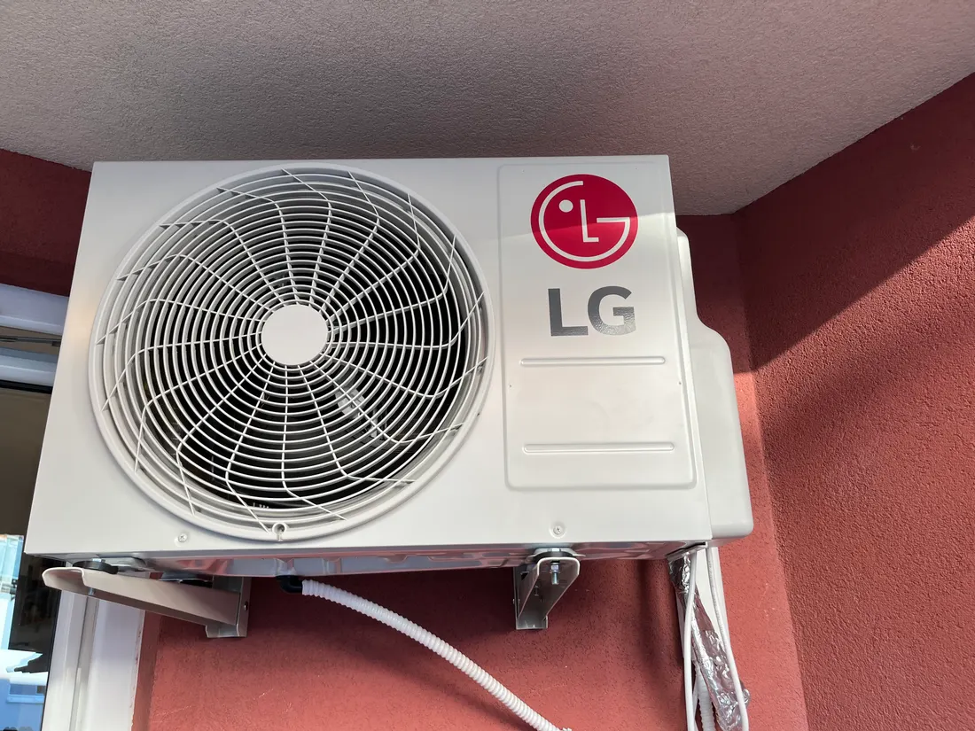 LG kültéri klímaegység magas fali konzolon