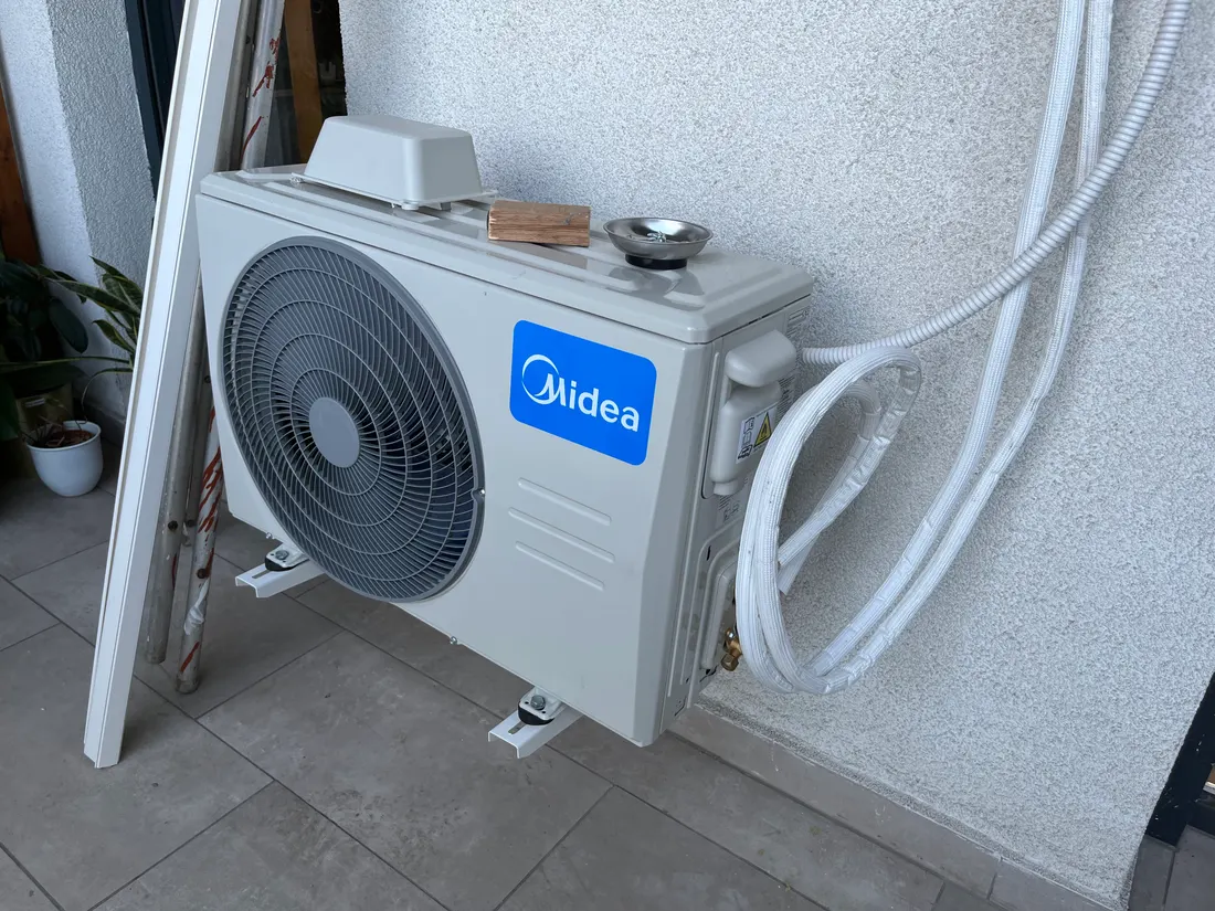 Midea kültéri klímaegység erkélyen, fali konzolon